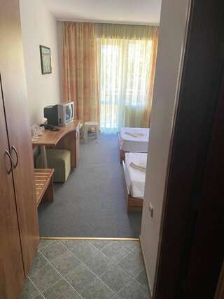 Отель Hotel Margarita Кранево Двухместный номер с 2 отдельными кроватями и балконом (2 взрослых + 1 ребенок).-3